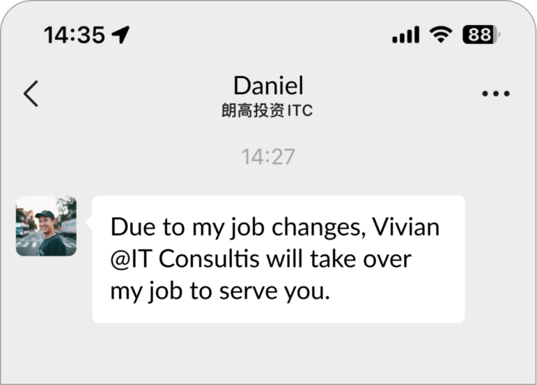 企业微信通过将客户关系保留在企业统一管理的系统内来帮助实现客户分配，确保在员工岗位变动时客户关系的连续性，并防止数据流失。
