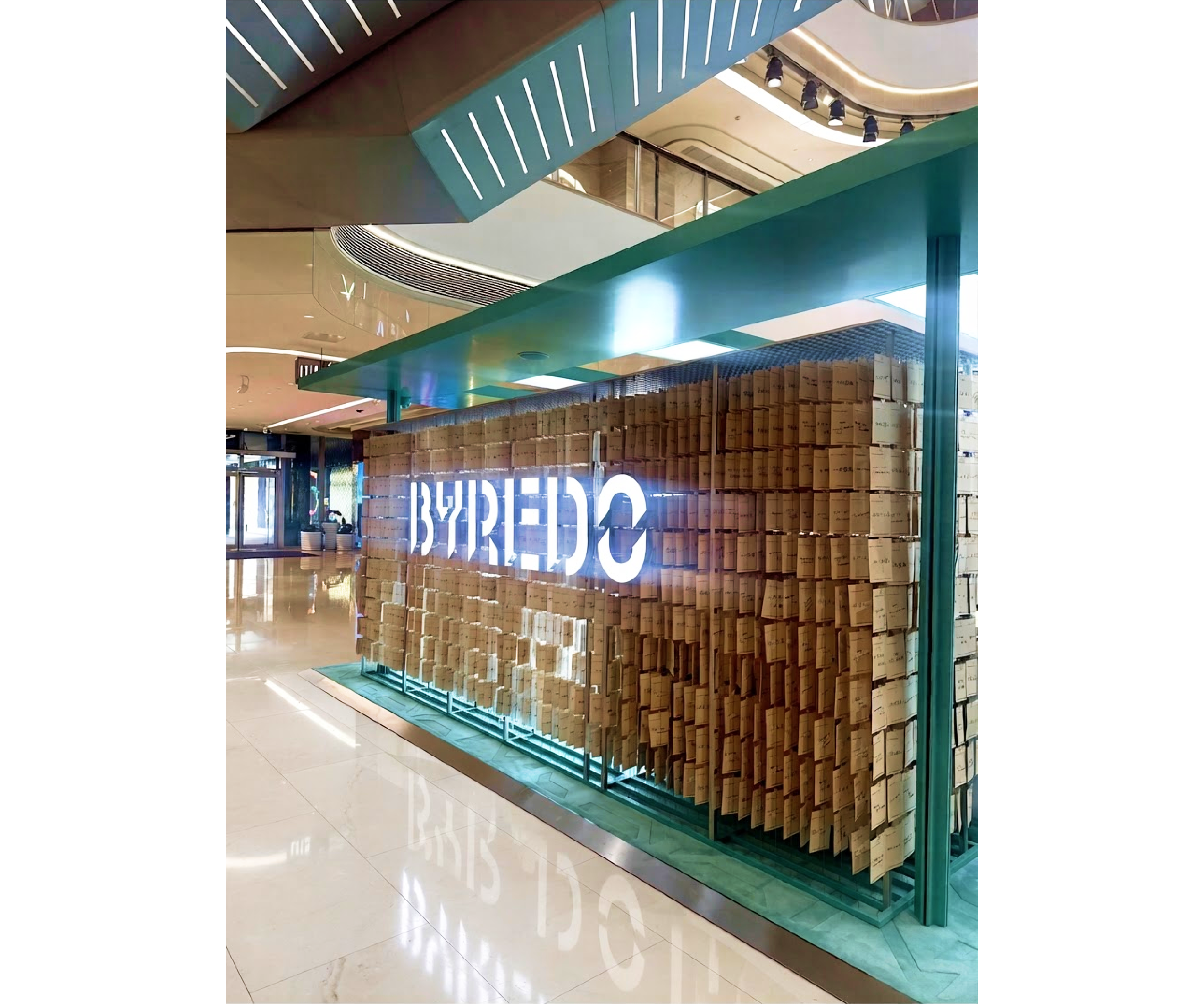 BYREDO Future Memories 快闪店门面及互动卡片墙,位于上海静安嘉里中心。